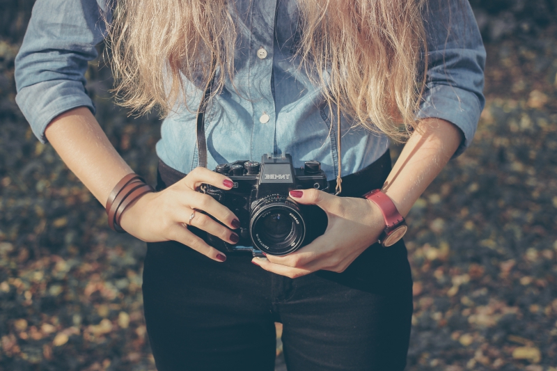 photographe-LA CELLE-min_hand-person-girl-woman-camera-photography-614-pxhere.com